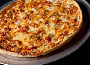close up of rotel chicken pizza